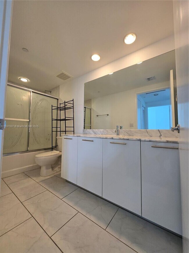 Building Photo - 950 Brickell Bay Dr