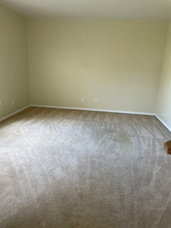 Building Photo - Great 3/2 floor plan