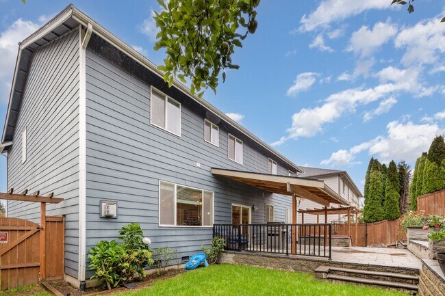 Building Photo - Beautiful Craftsman home available for ren...
