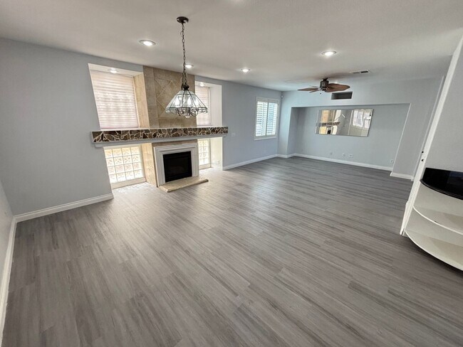Building Photo - Gorgeous 4bed /5bath home nestled in a gre...