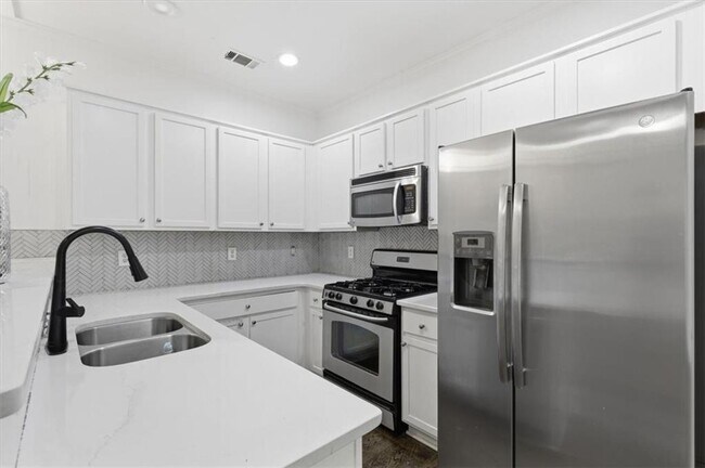 Building Photo - 1076 N Village Dr