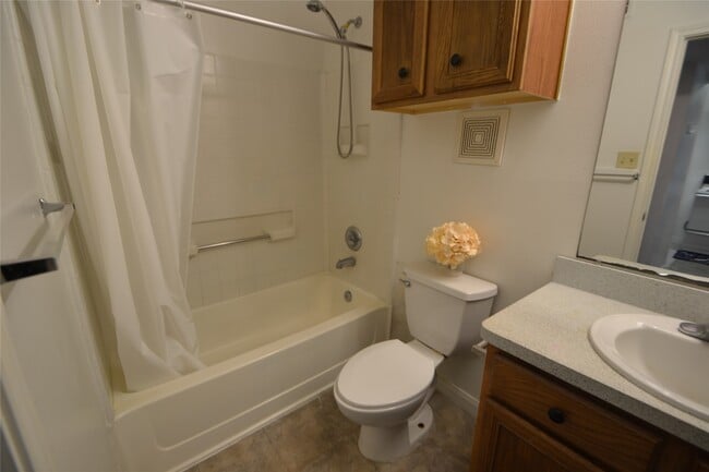 Building Photo - 304 Dell Ct