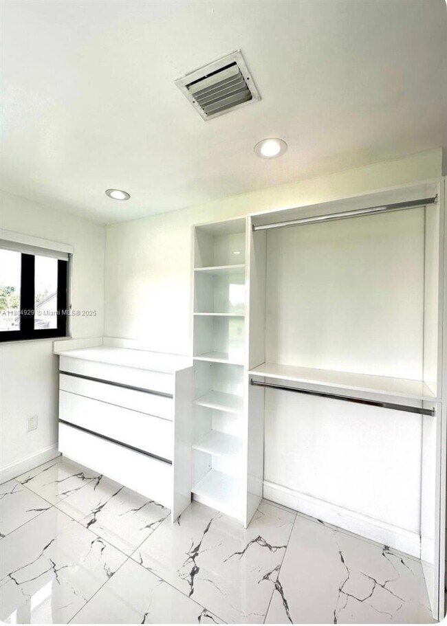 Building Photo - 9410 E Calusa Club Dr
