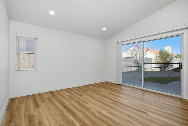 Building Photo - STUNNING DESERT SHORES MINUTES FROM THE LAKES!!!