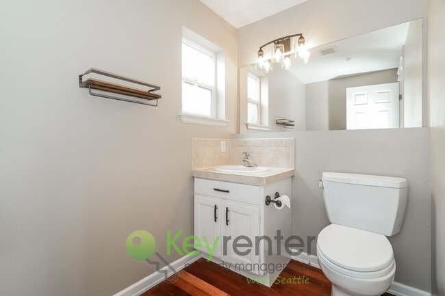 Building Photo - Stunning 3 Bed, 3.5 Bath Seattle Home with...