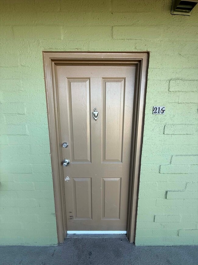 Building Photo - 931 N Euclid Ave