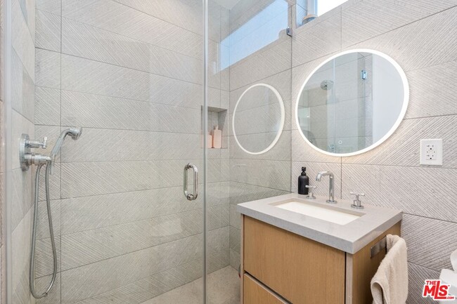 Building Photo - 656 California Ave