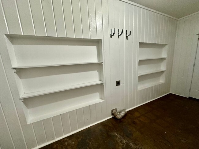 Building Photo - Spacious 3 bed/1 bath rental - Available Now!