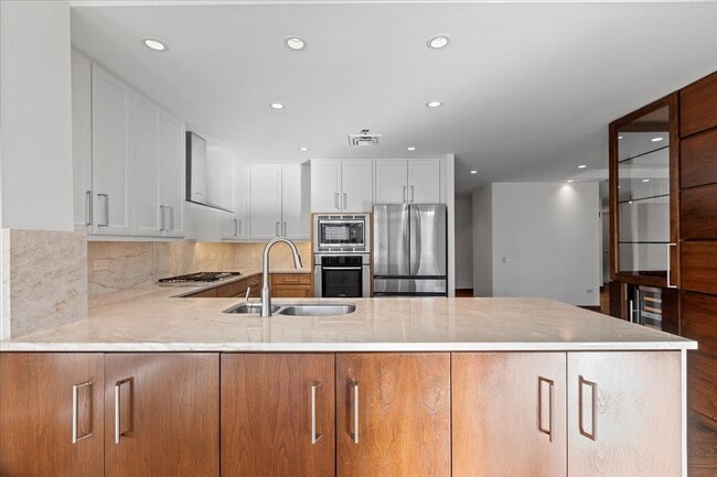 Building Photo - 250 E Pearson St