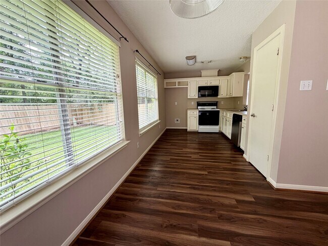 Building Photo - 4006 Hunnington Dr