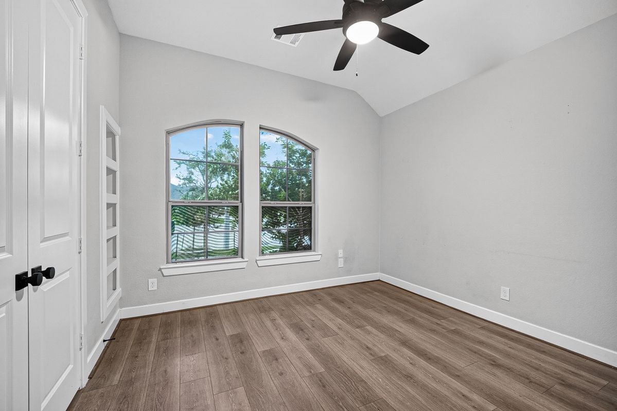 Building Photo - 2600 Golden Palms Ln