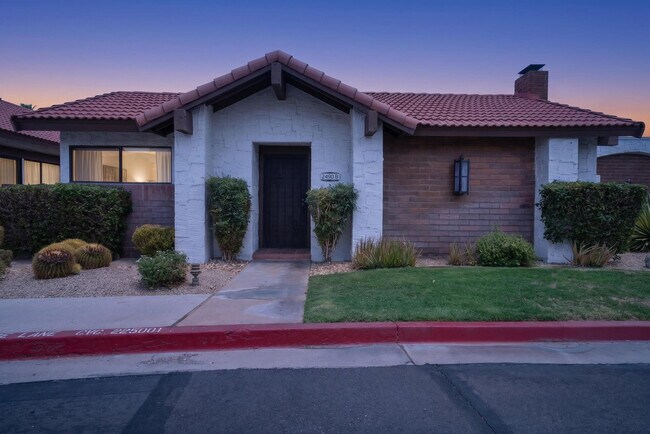 Building Photo - 2490 E Miramonte Cir