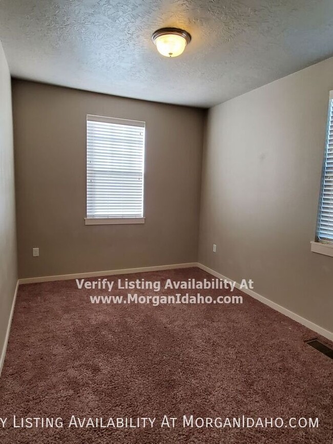 Building Photo - 9-foot ceilings, all appliances, covered p...