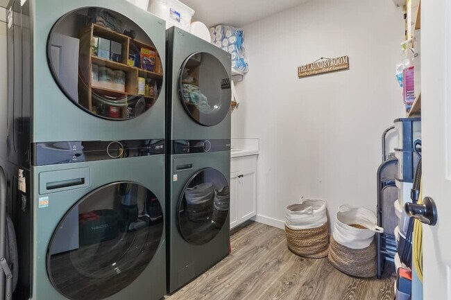 Building Photo - 304 Cliff Swallow Ave