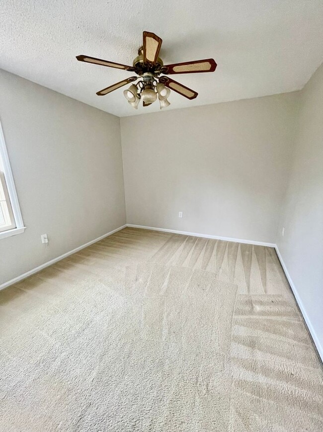 Building Photo - Welcome to this beautiful 5-bedroom, 2-bathroom home located in the vibrant city of Charlotte, NC