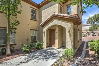 Building Photo - Bright & Spacious Unit with Mountain Views