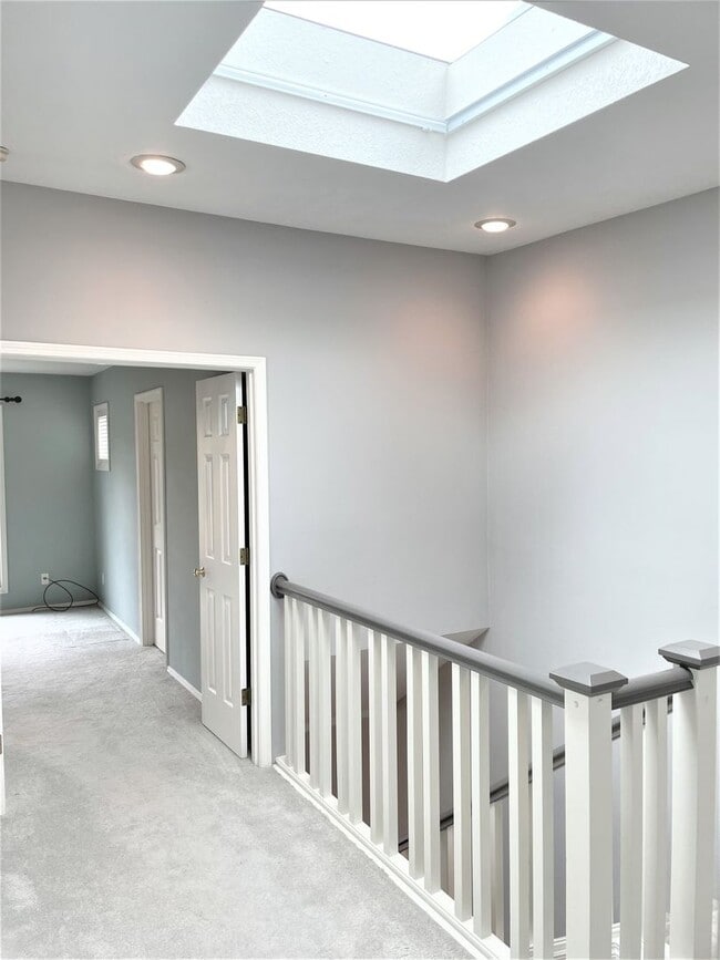 Building Photo - NW townhouse with double Master Suites, pa...