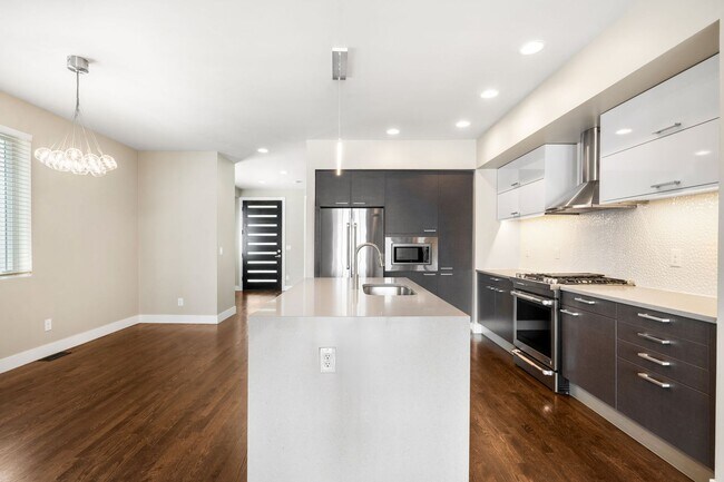 Building Photo - 3BD, 4BA Sunnyside Home With Office and Rooftop Deck