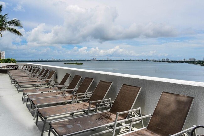 Building Photo - 1750 N Bayshore Dr