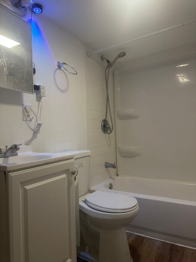 Building Photo - Low Maintenance Living - 2 Bedroom 2 Bathr...
