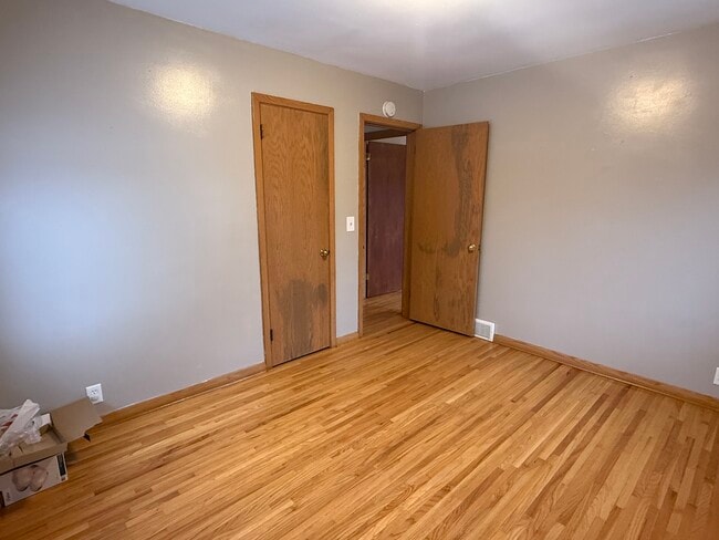 Building Photo - 2505 Zinran Ave S