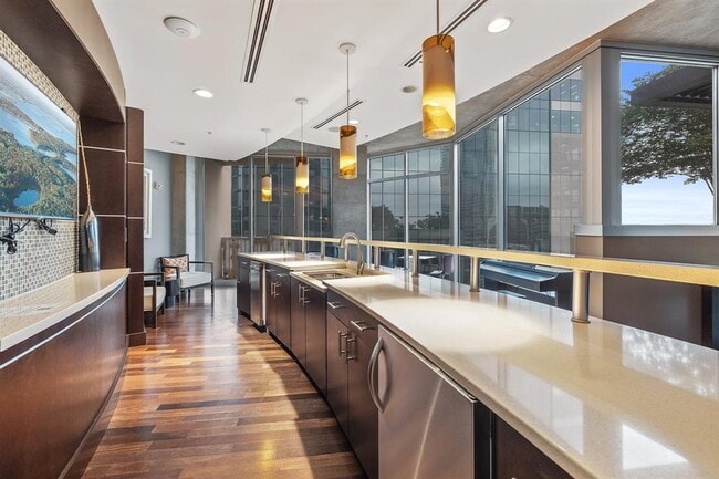 Building Photo - 360 Nueces St