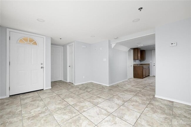 Building Photo - 416 E 5th St