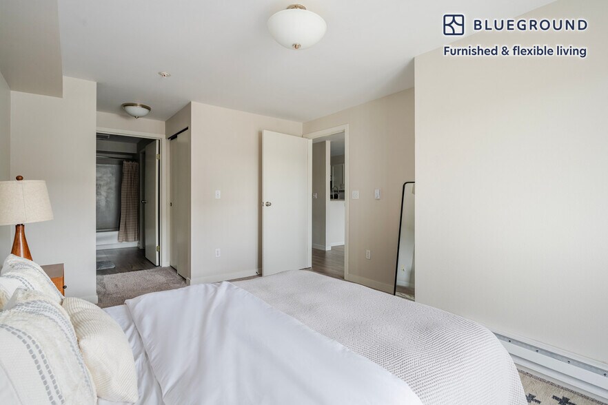 Building Photo - 526 Yale Ave N