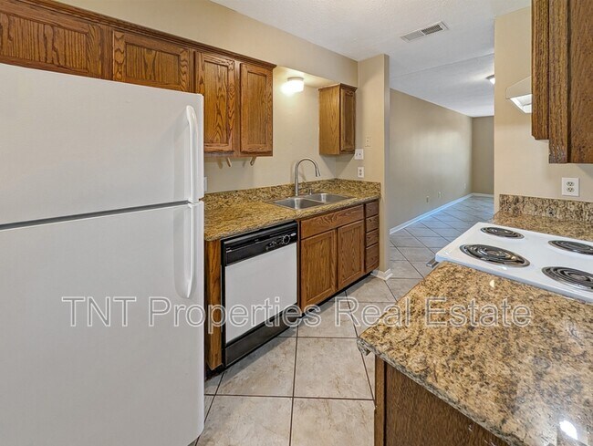 Building Photo - 1811 Woodsman Dr