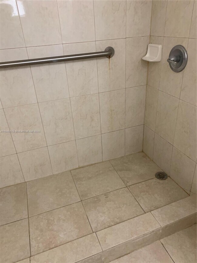 Building Photo - 8820 Fontainebleau Blvd