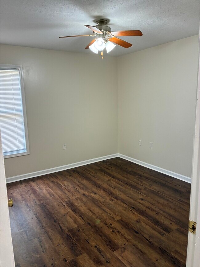 Building Photo - Beautiful 3/1 house