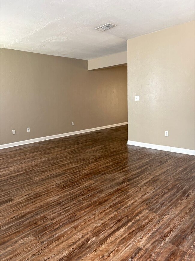 Building Photo - 2 story townhouse near TMH!!!