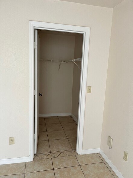 Building Photo - 2550 N Alafaya Trl