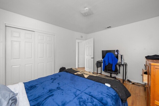 Building Photo - 5379 E Falls View Dr