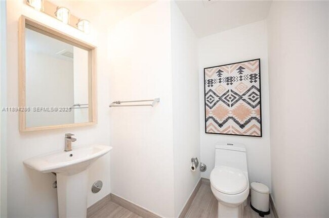 Building Photo - 1300 Brickell Bay Dr