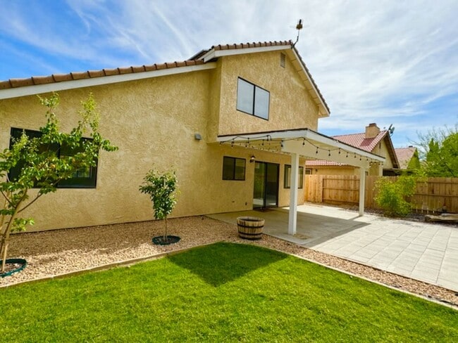 Building Photo - Please contact Vaughn Realty to set up an ...