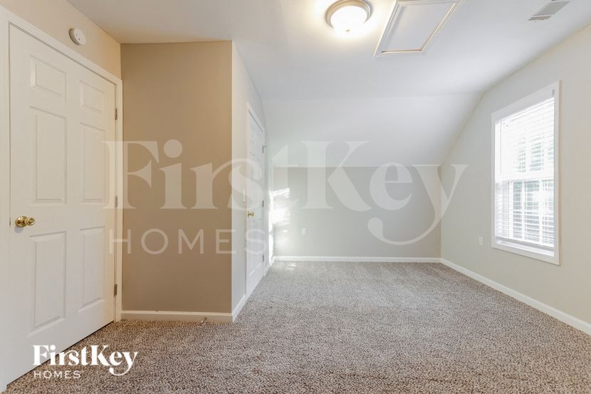 Building Photo - 940 Willow Hollow Dr