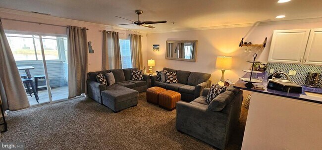 Building Photo - 3300 Sanibel Cir