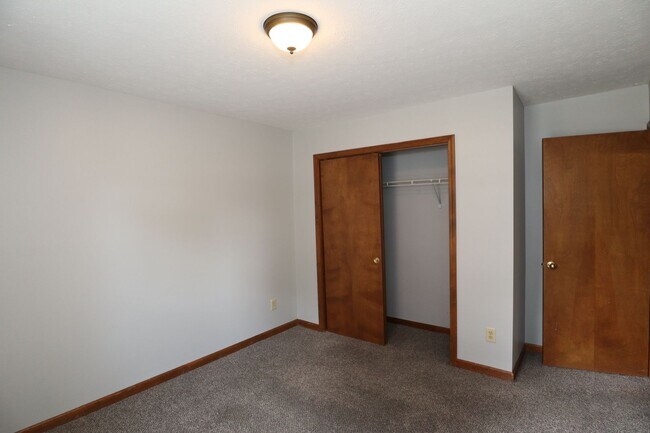 Building Photo - 3 Bedroom Fishers Rambler!