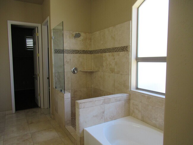 Building Photo - 4 Bedroom Home in Gilbert