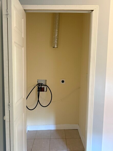 LAUNDRY HOOK-UP - 461 Aiken Ave