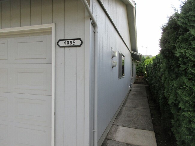 Building Photo - Spacious Two Bedroom Duplex