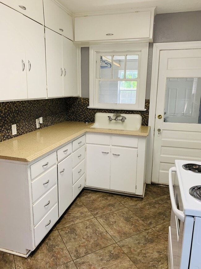 Building Photo - 1136 NW Oak Ave