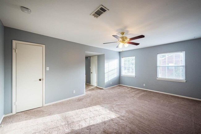 Building Photo - 402 Bendwood Dr