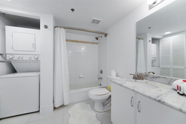 Building Photo - 1200 Brickell Bay Dr
