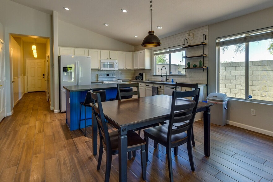 Building Photo - 2730 E Terrace Ave