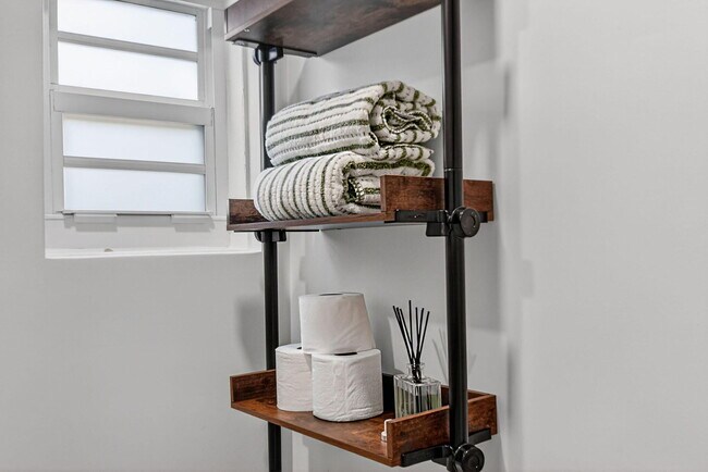 Building Photo - 1511 S Palmway