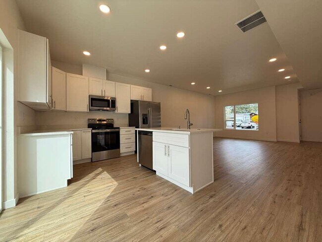 Building Photo - 3925 E 32nd Ave