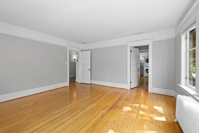 Building Photo - Stunning 1909 Craftsman w/ AC in Coveted C...