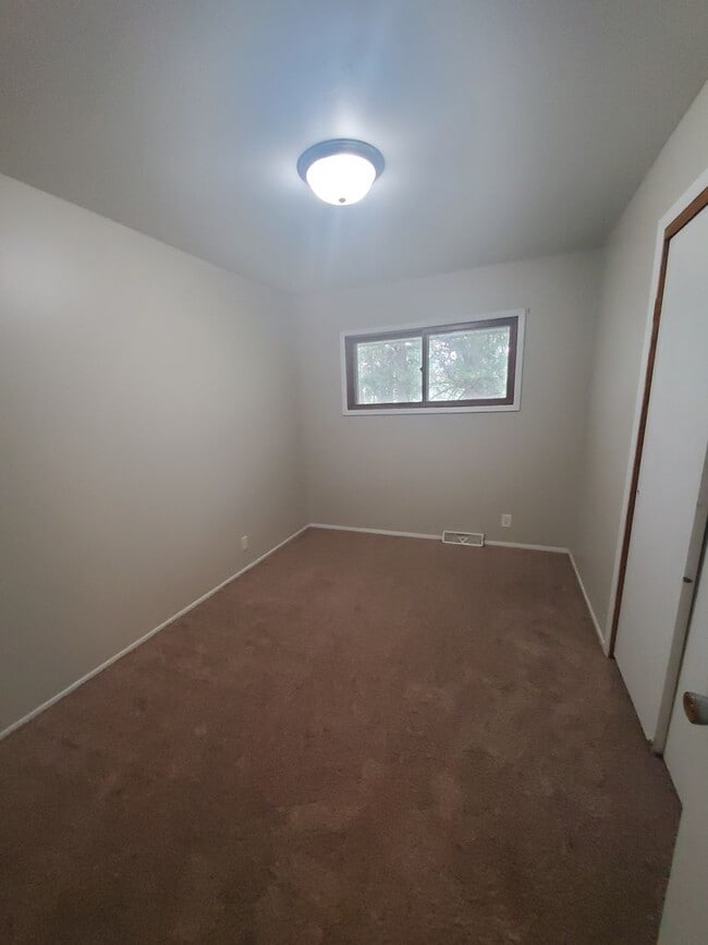 Building Photo - 3 bedroom 1 bath house in Davenport